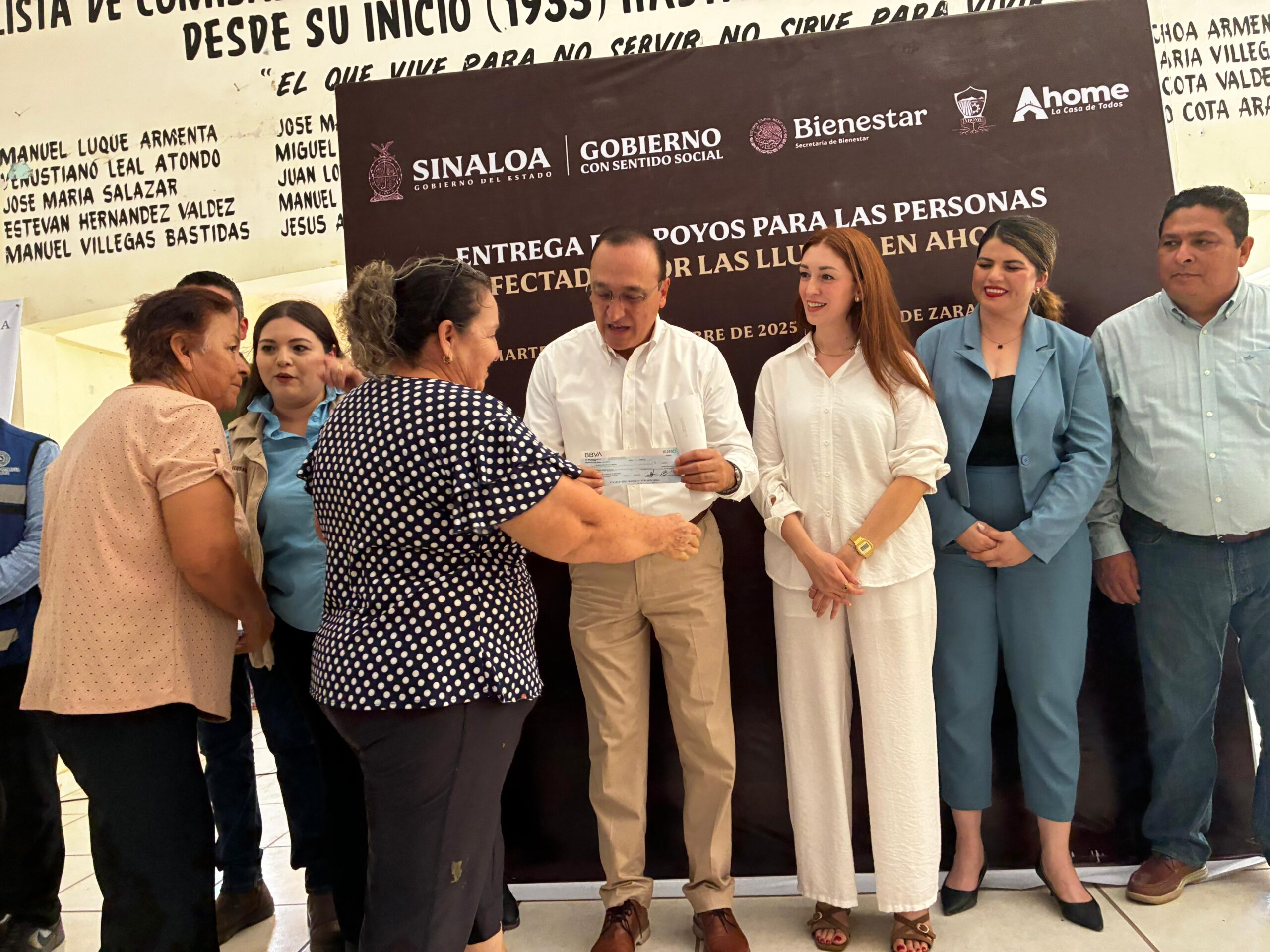 Antonio Menéndez en la entrega de apoyos para los damnificados por Lorena