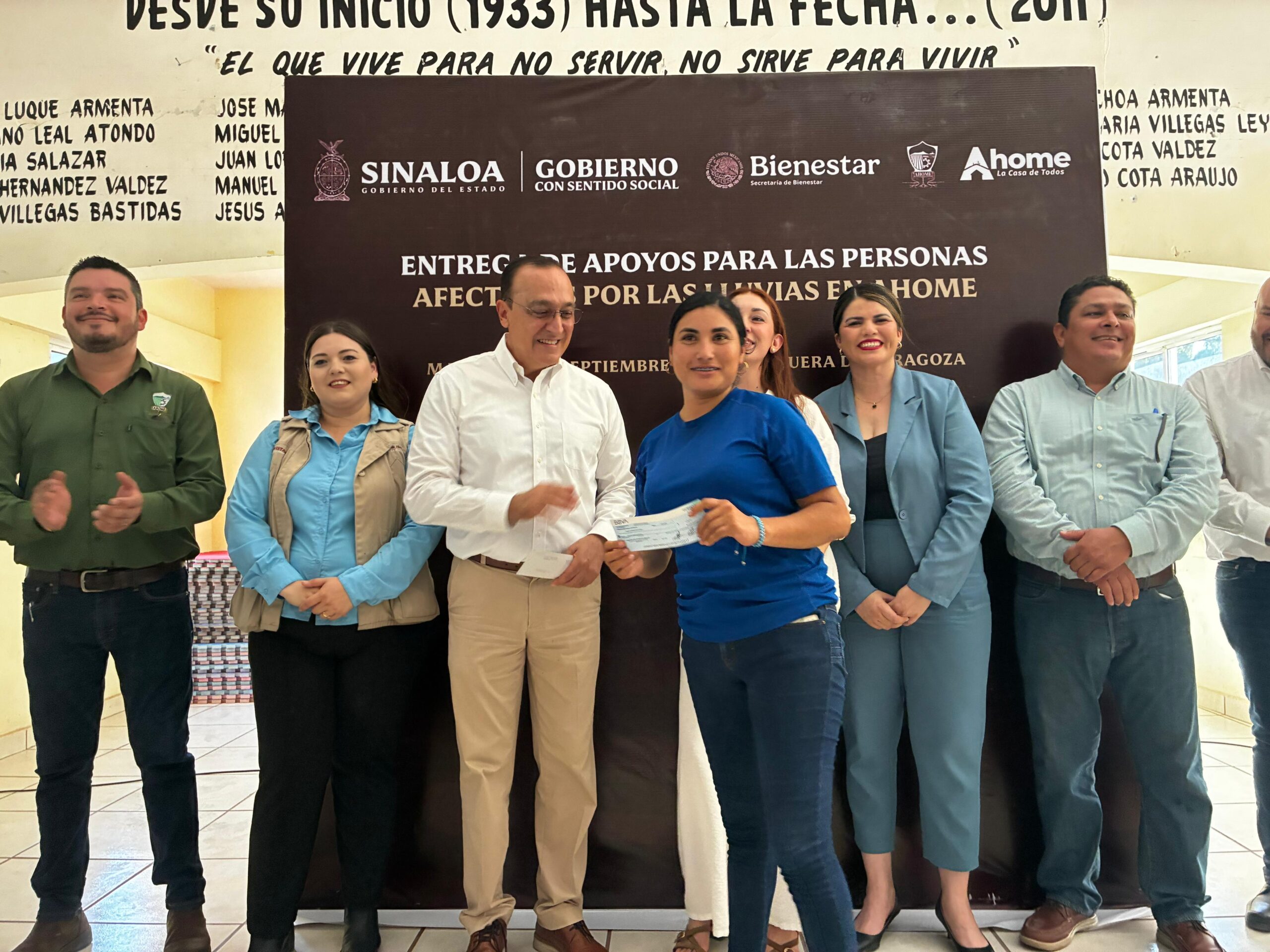 Antonio Menéndez en la entrega de apoyos para los damnificados por Lorena