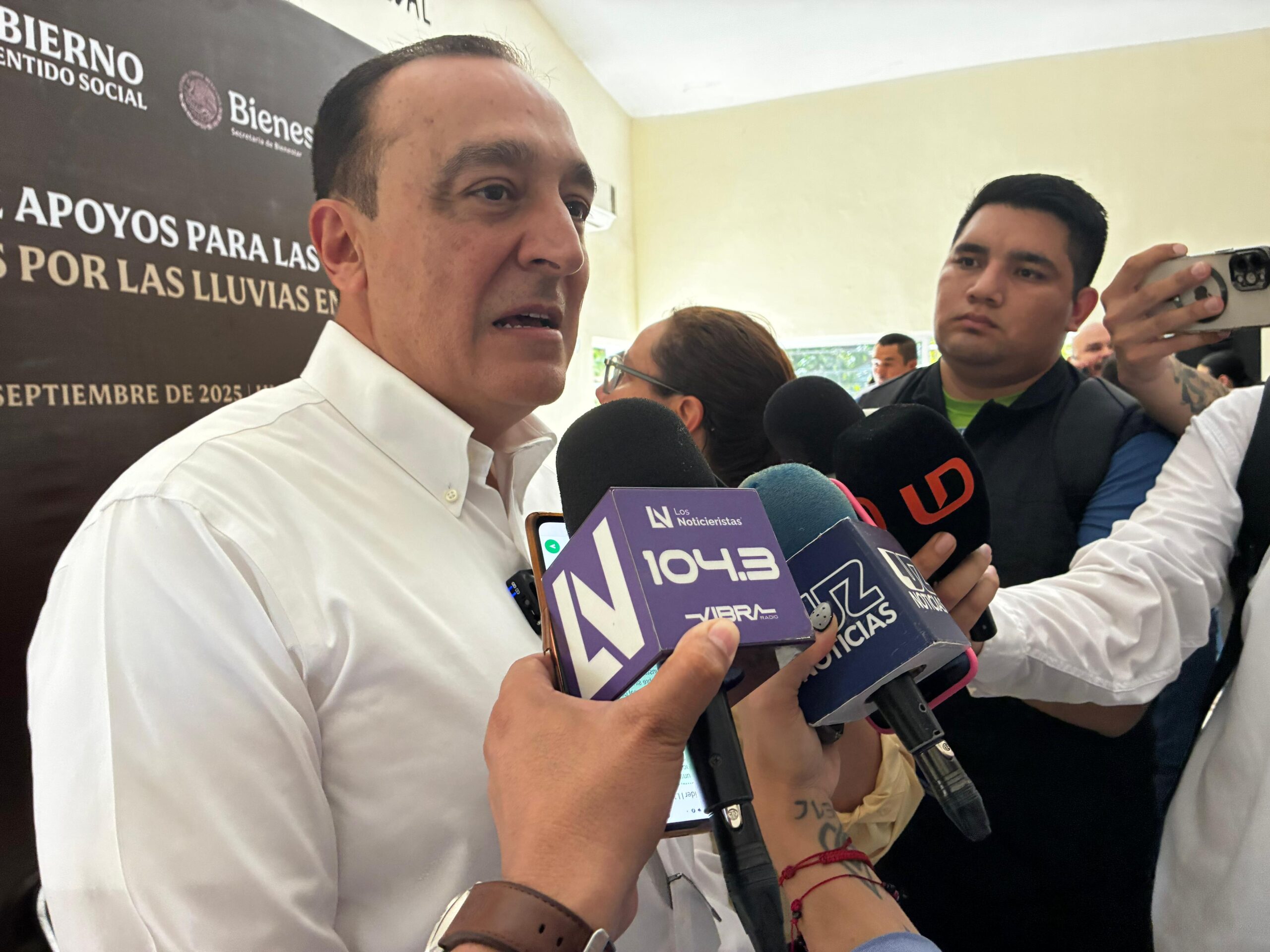 Antonio Menéndez en la entrega de apoyos para los damnificados por Lorena