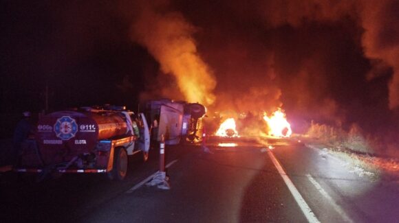 Reabren la circulación vehicular luego de accidente de camión de carga en la carretera Mazatlán-Culiacán en La Cruz, Sinaloa