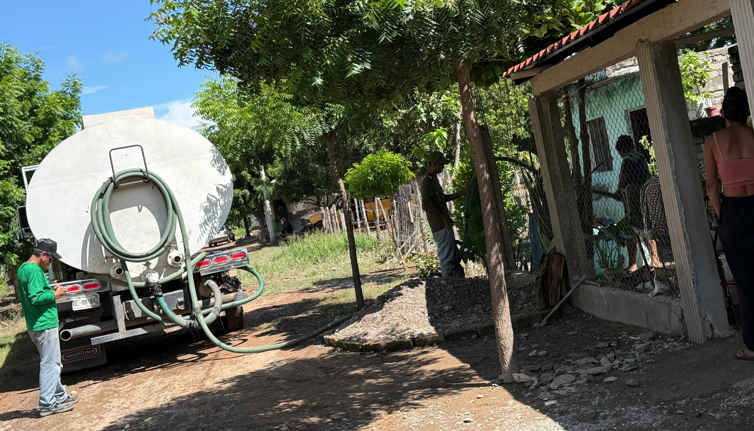 apoyos para familias de palmillas y la campana en escuinapa agua