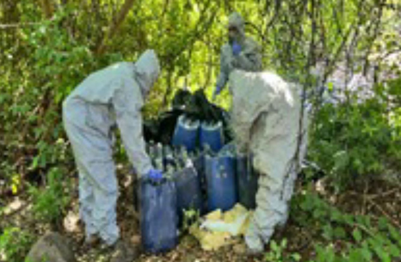 Área de almacenamiento de precursores químicos asegurada en Sinaloa