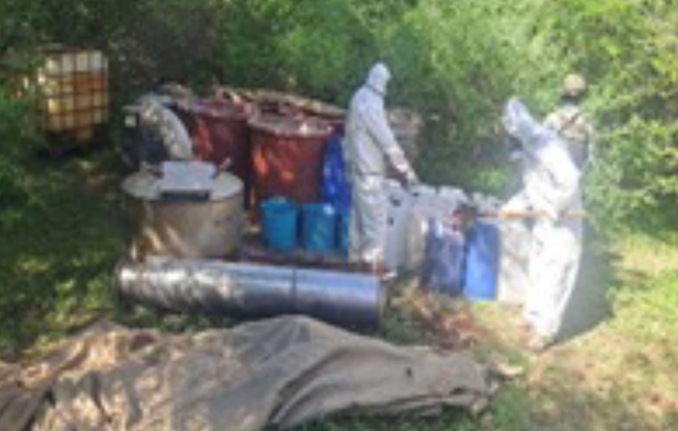 Área de almacenamiento de precursores químicos asegurada en Sinaloa