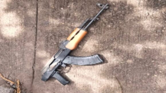Autoridades aseguran un arma larga y municiones en la colonia Guadalupe Victoria, en Culiacán, Sinaloa