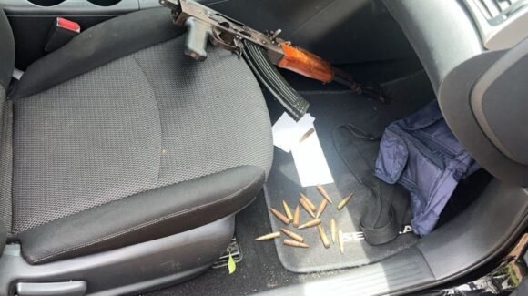 ¡Huyeron entre la maleza! Les aseguran un AK-47, autos y cargadores abastecidos en Culiacán