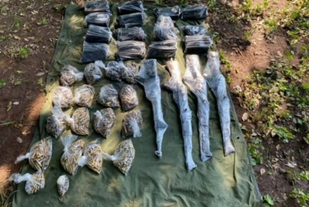 Armas, cargadores y cartuchos asegurados en campamento clandestino en Elota, Sinaloa
