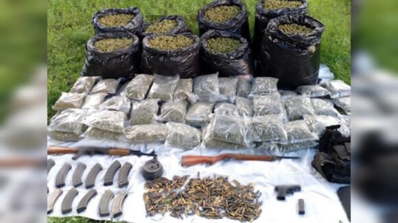¡Casi 600 mil pesos! Asegura Defensa armas, cargadores y bolsas con droga en Soyatita, en Badiraguato, Sinaloa