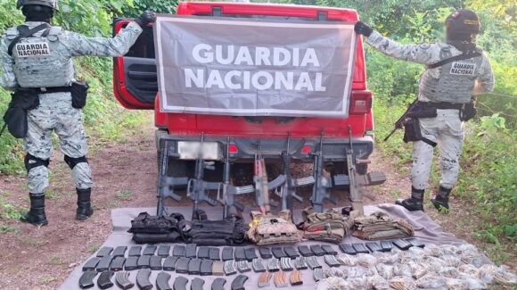Aseguran una ‘Jeepeta’ con armas largas, cartuchos y equipo táctico en Culiacán, Sinaloa