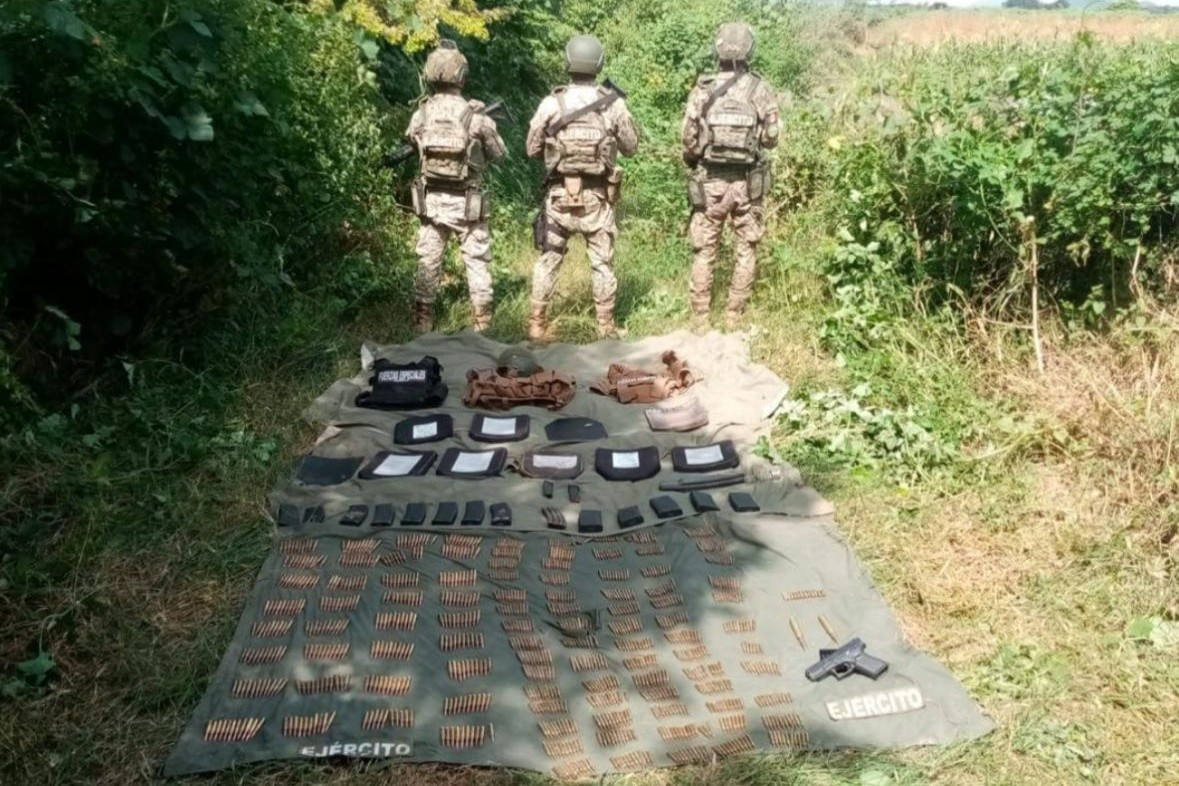 Aseguran armas y cartuchos en Caminaguato, en Culiacán, Sin.