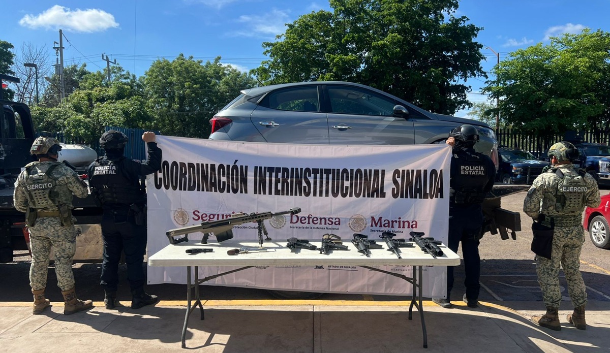 Aseguran armas y vehículos con reporte de robo en Stanza Cantabria, Culiacán