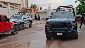 Autoridades de seguridad se desplegaron en el lugar donde fue localizada una camioneta con armas en Guamúchil, Sinaloa