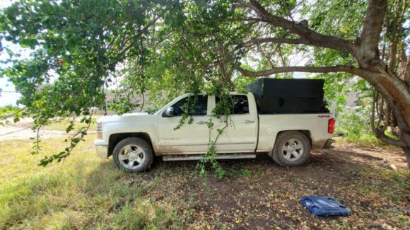 ¡Tenía placas de acero en la batea! Aseguran camioneta robada con blindaje artesanal en Villa Juárez, Navolato