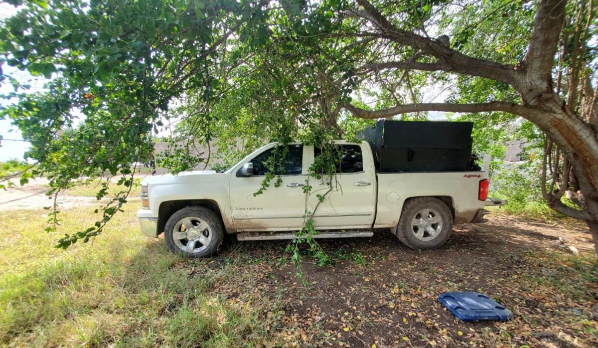Aseguran camioneta con blindaje artesanal y droga en Villa Juárez, Navolato
