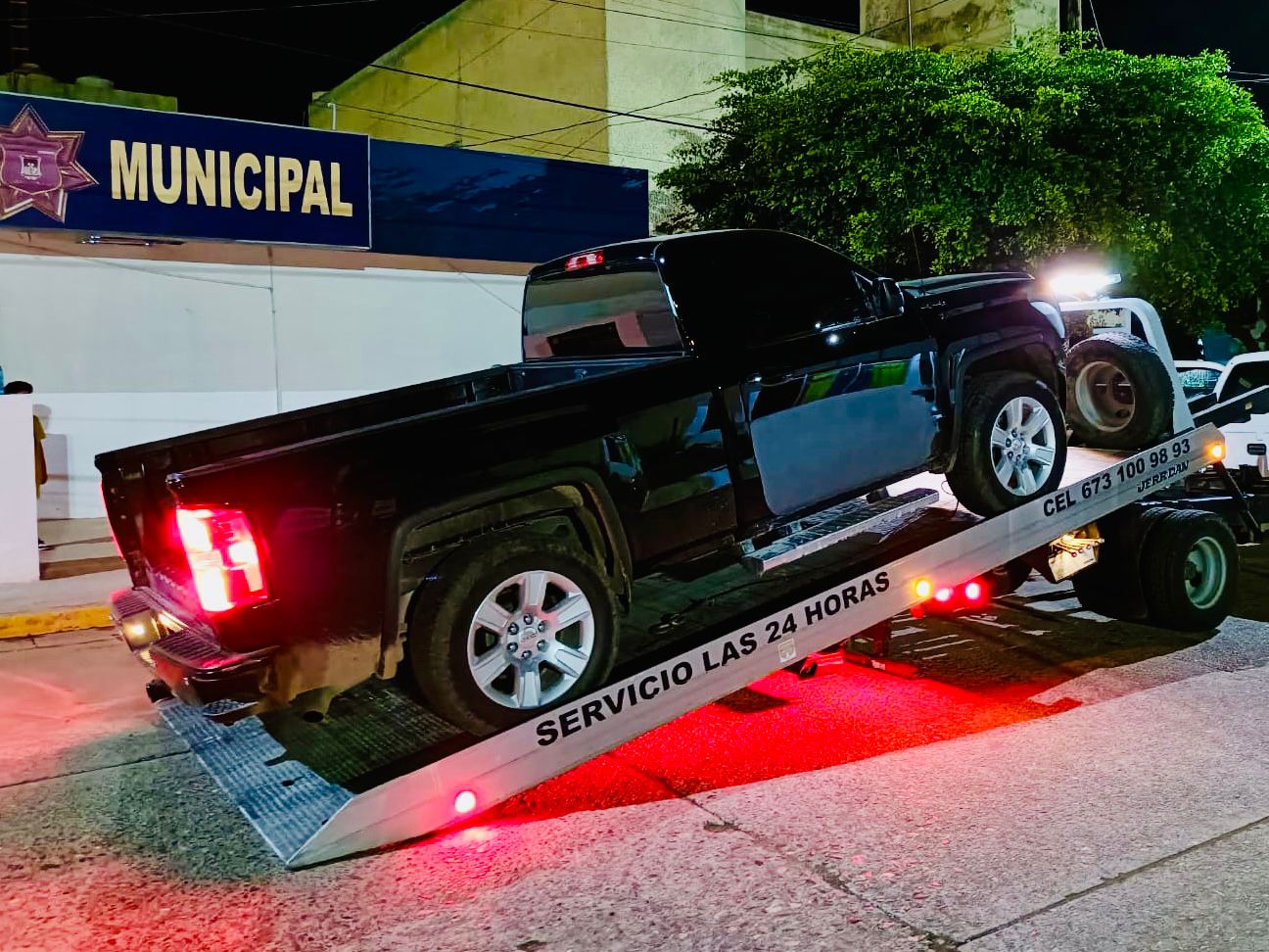 Aseguran camioneta que chocó templete del Grito de Independencia, en Guamúchil, Sinaloa