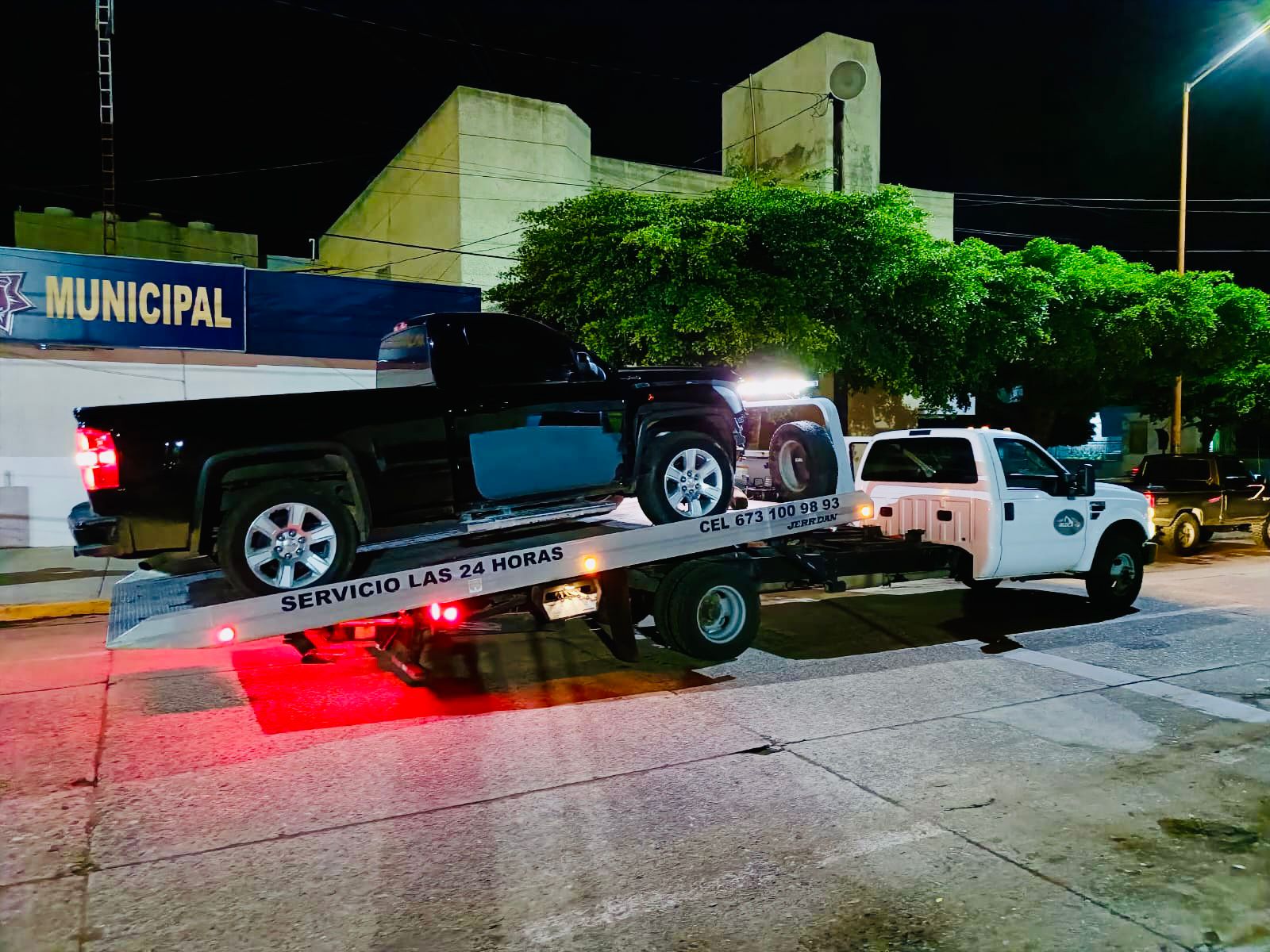 Aseguran camioneta que chocó templete del Grito de Independencia, en Guamúchil, Sinaloa