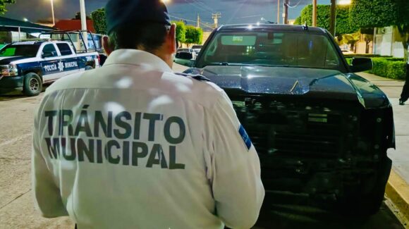 Aseguran este jueves 18 de septiembre camioneta que chocó contra templete del Grito de Independencia en Guamúchil, Sinaloa