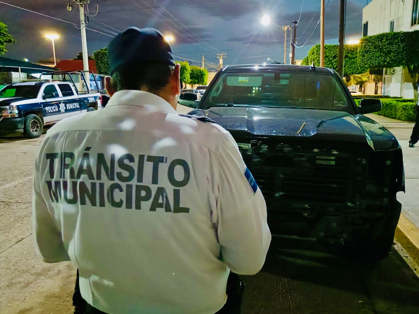 Aseguran camioneta que chocó templete del Grito de Independencia, en Guamúchil, Sinaloa