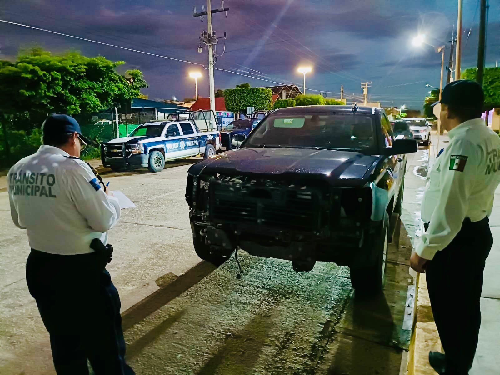 Aseguran camioneta que chocó templete del Grito de Independencia, en Guamúchil, Sinaloa