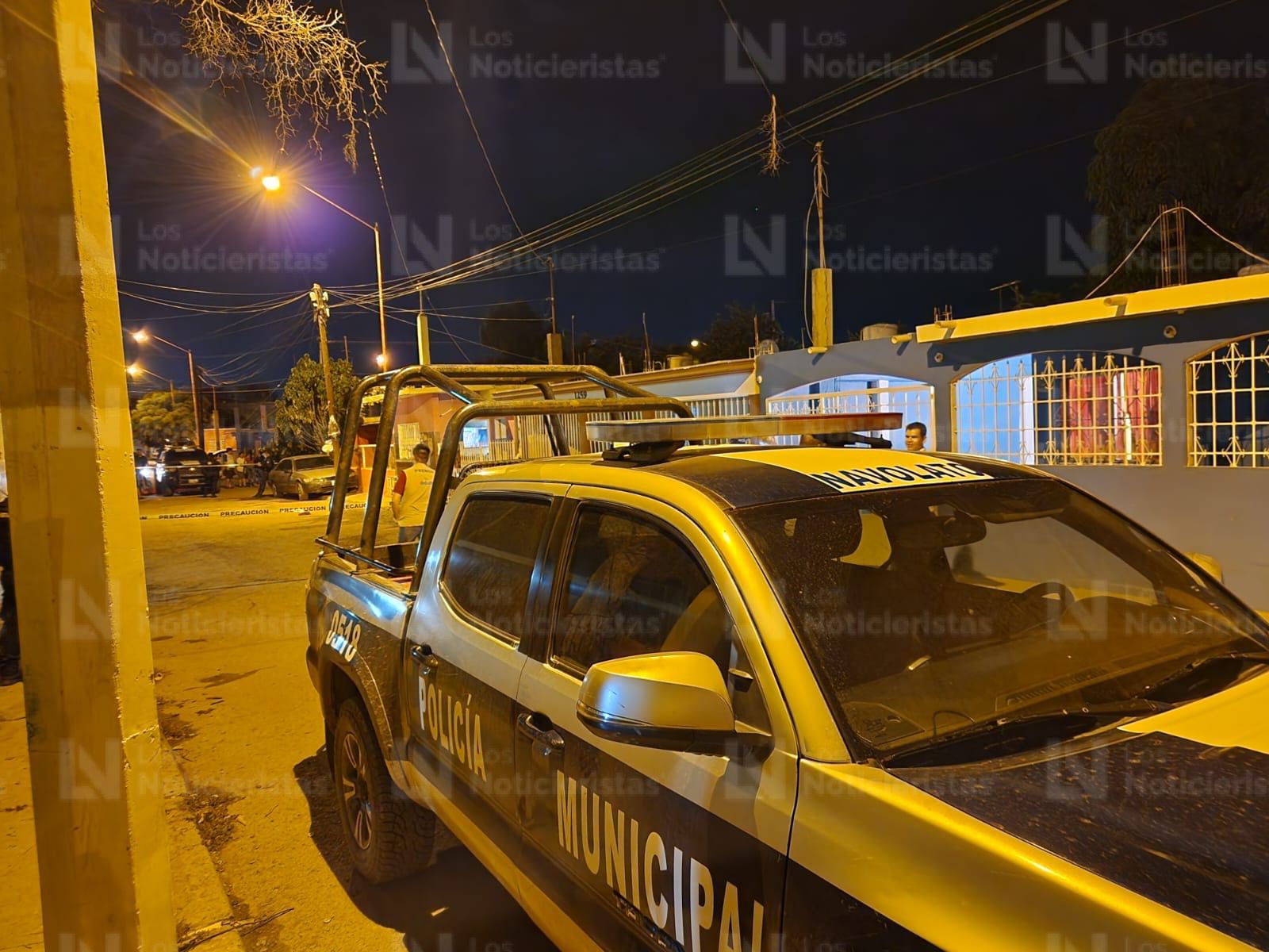 Policías Municipales de Navolato delimitan la zona donde un hombre fue asesinado
