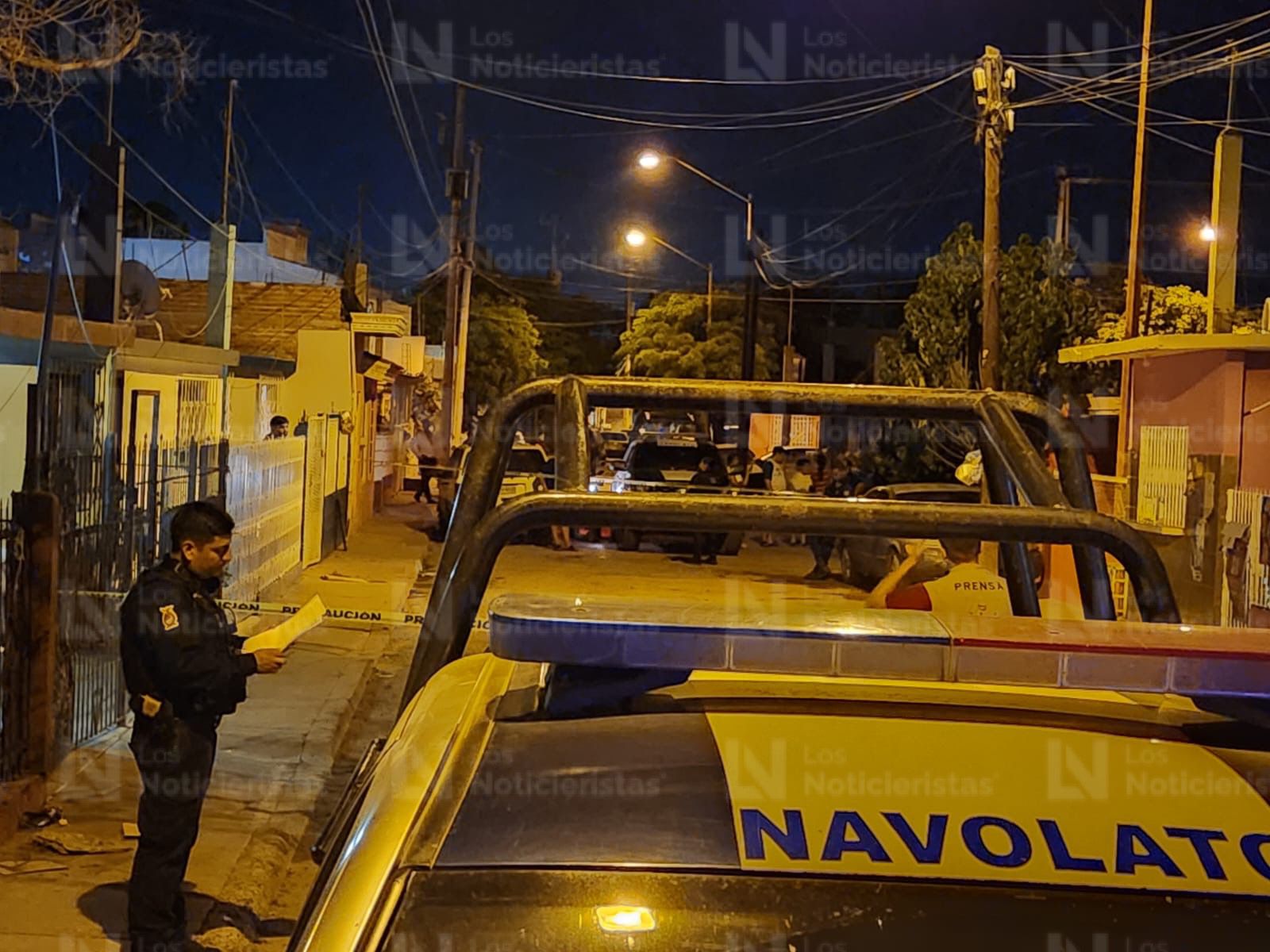 Policías Municipales de Navolato delimitan la zona donde un hombre fue asesinado