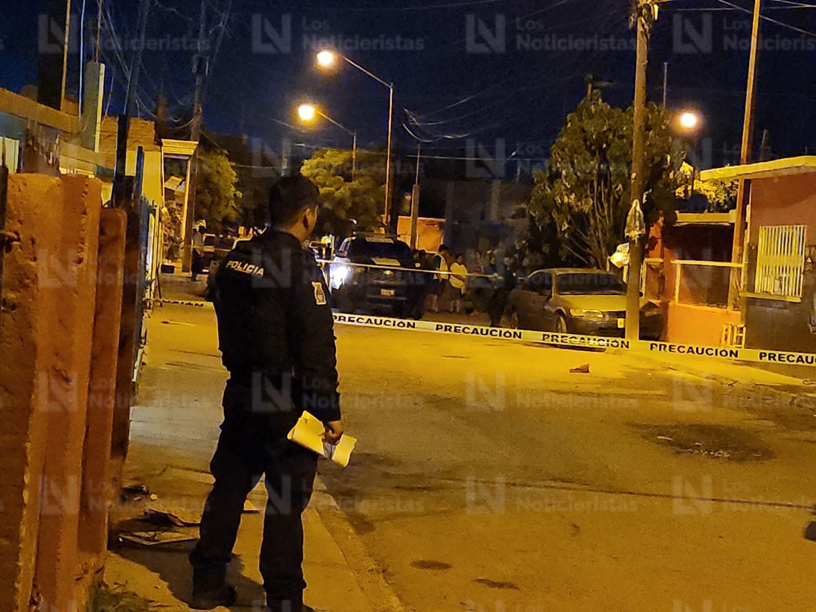 Policías Municipales de Navolato delimitan la zona donde un hombre fue asesinado