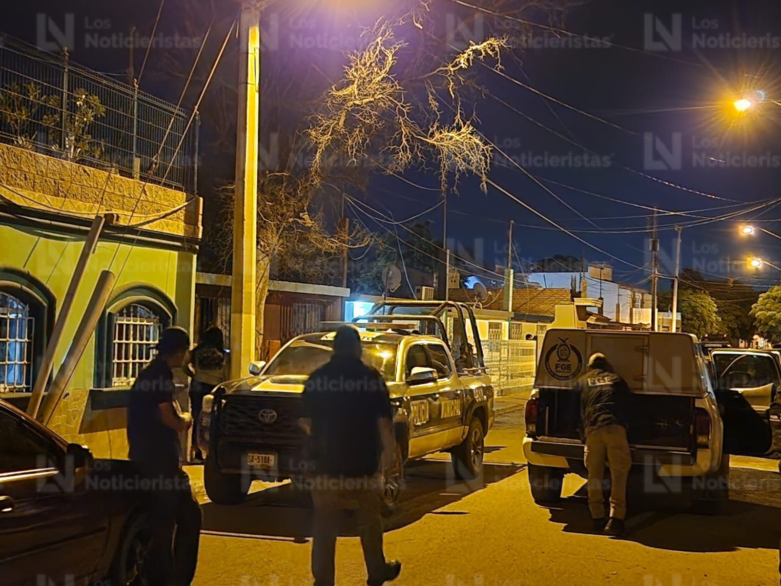Policías Municipales de Navolato delimitan la zona donde un hombre fue asesinado