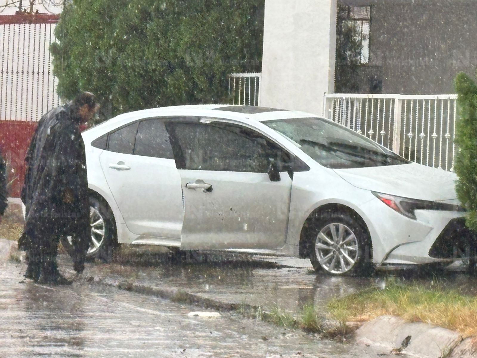 Carro donde viajaba pareja atacada a balazos en Culiacán