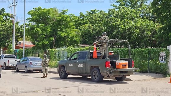 De siete balazos atacan a coquero frente a escuela primaria de Culiacán