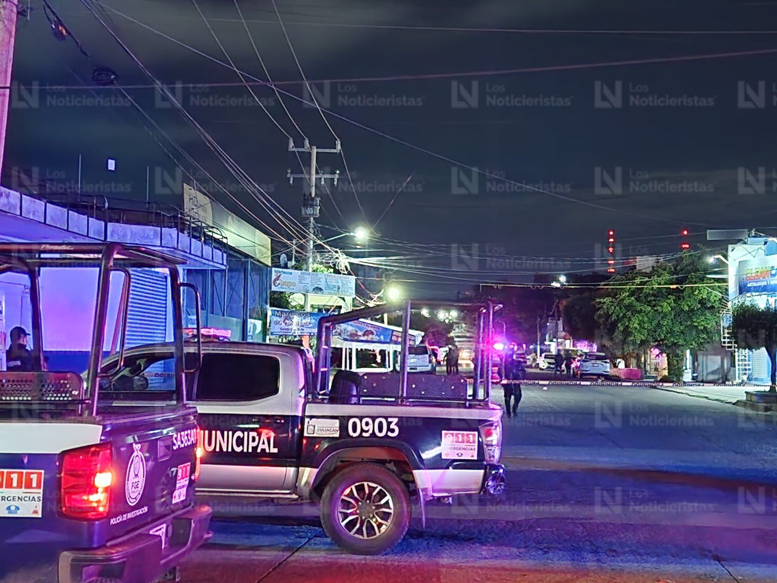 Unidad de la policia resguarda zona de crimen