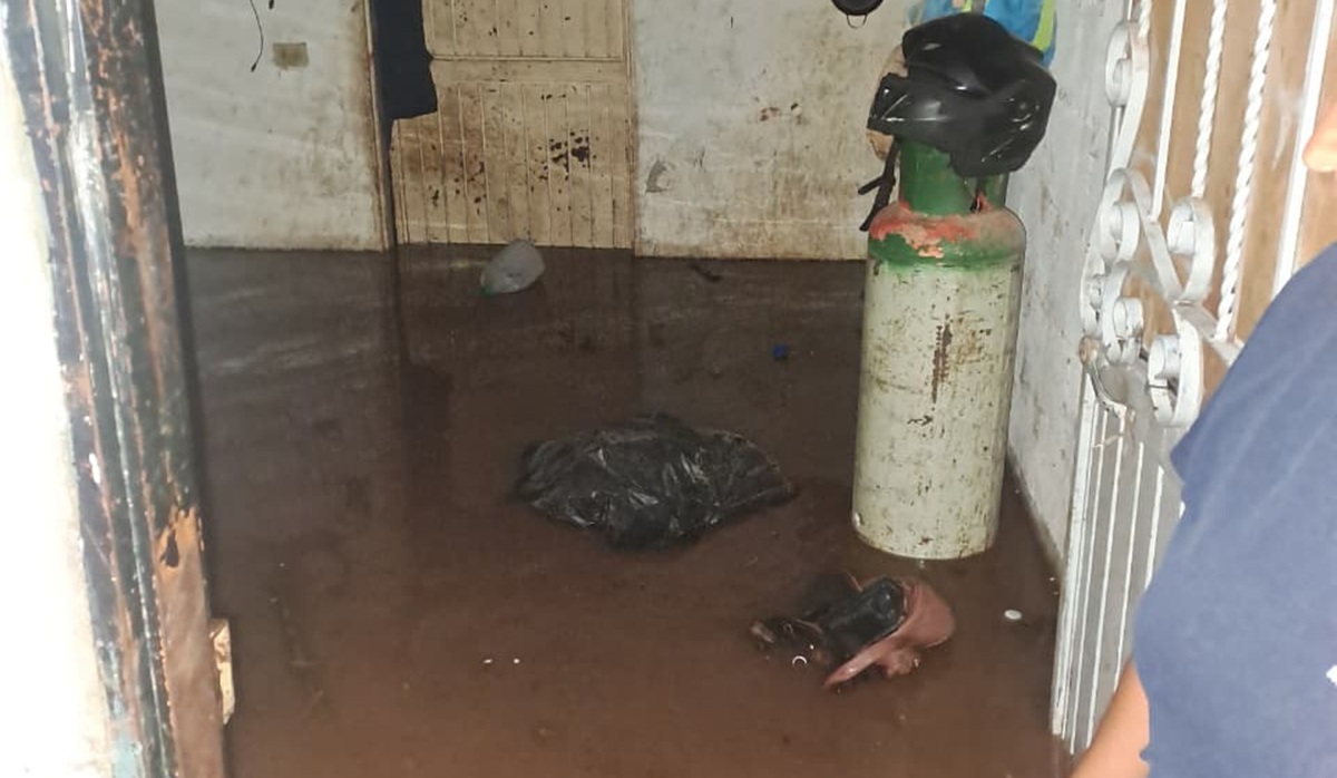 Atienden a familias afectadas por intensa lluvia en Ahome