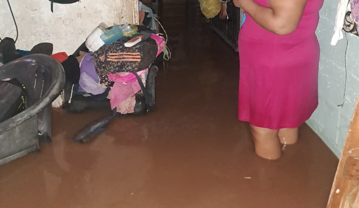 Atienden a familias afectadas por intensa lluvia en Ahome
