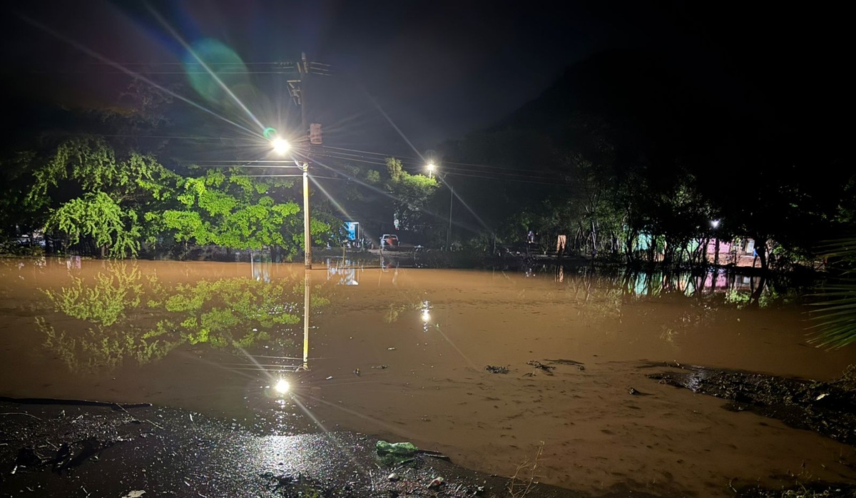 Atienden a familias afectadas por intensa lluvia en Ahome