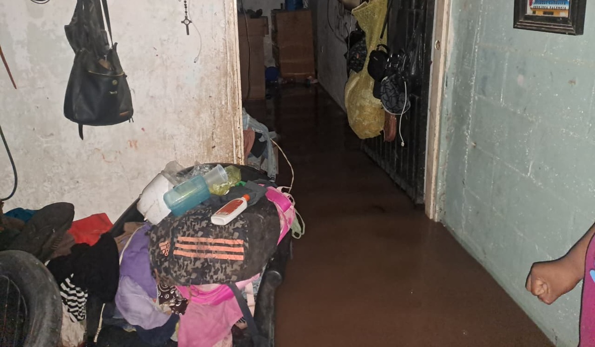 Atienden a familias afectadas por intensa lluvia en Ahome
