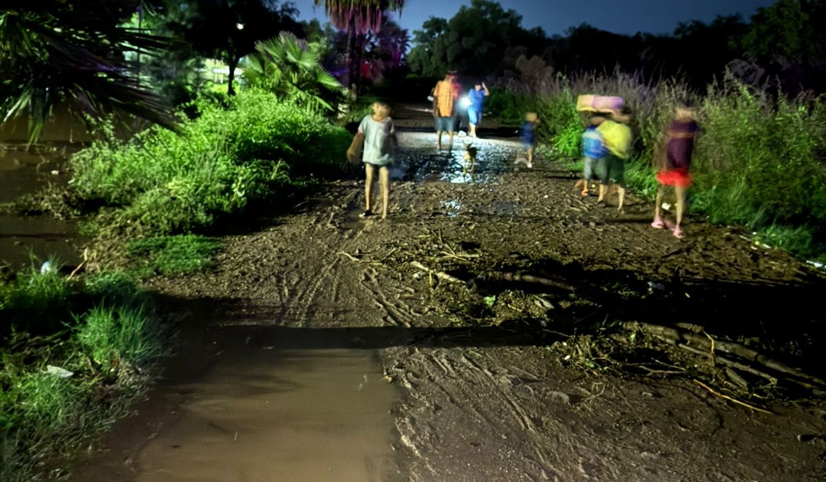 Atienden a familias afectadas por intensa lluvia en Ahome