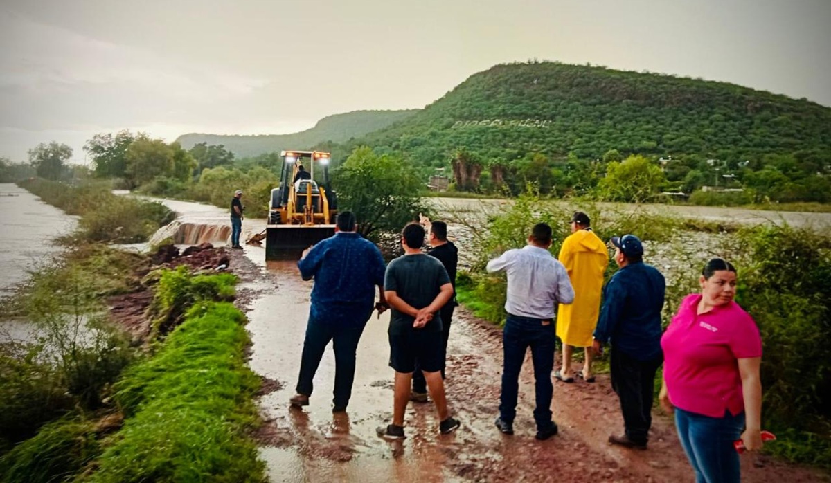 Rellenan con tierra carretera que se partió por intensa lluvia en Ahome
