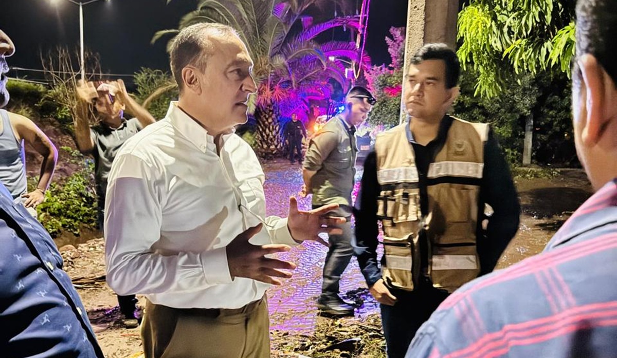 Atienden a familias afectadas por intensa lluvia en Ahome