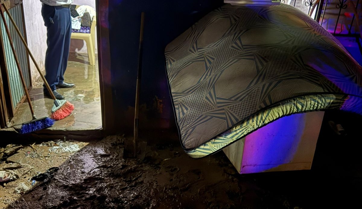 Atienden a familias afectadas por intensa lluvia en Ahome