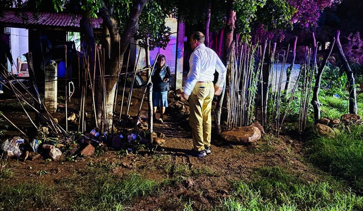 Atienden a familias afectadas por intensa lluvia en Ahome