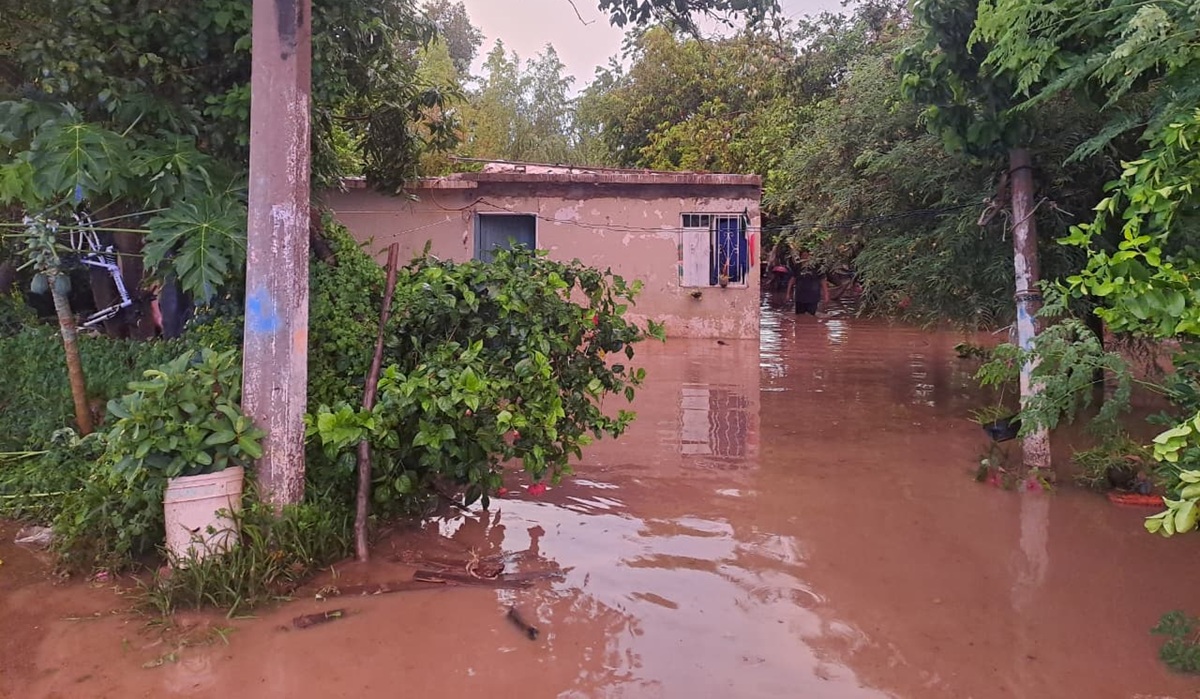 Atienden a familias afectadas por intensa lluvia en Ahome