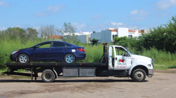 Abandonan automóvil con reporte de robo frente a la UAdeO de Culiacán, Sinaloa