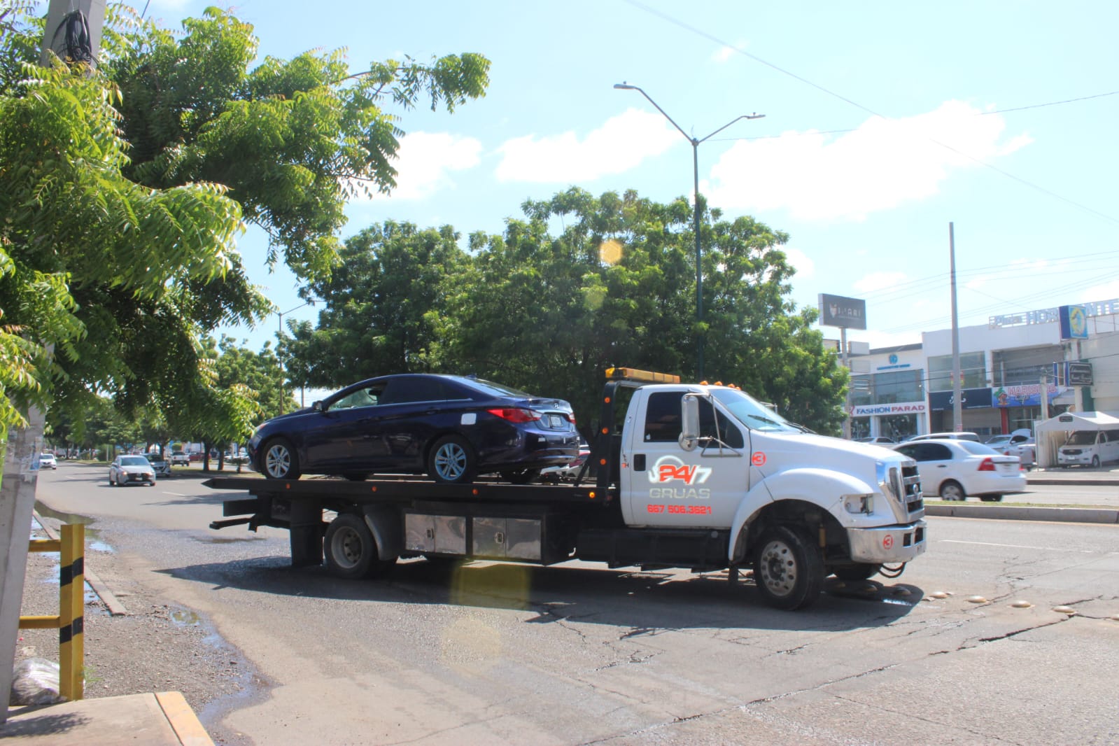 auto abandonado frente uadeo en culiacan grua