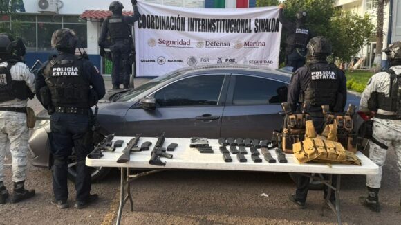 Con alto polarizado y fuerte armamento, aseguran un Civic con reporte de robo en Culiacán
