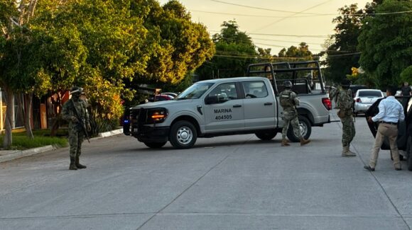 Marina y FGR continúan con cateos y operativos en la ciudad de Los Mochis, Sinaloa