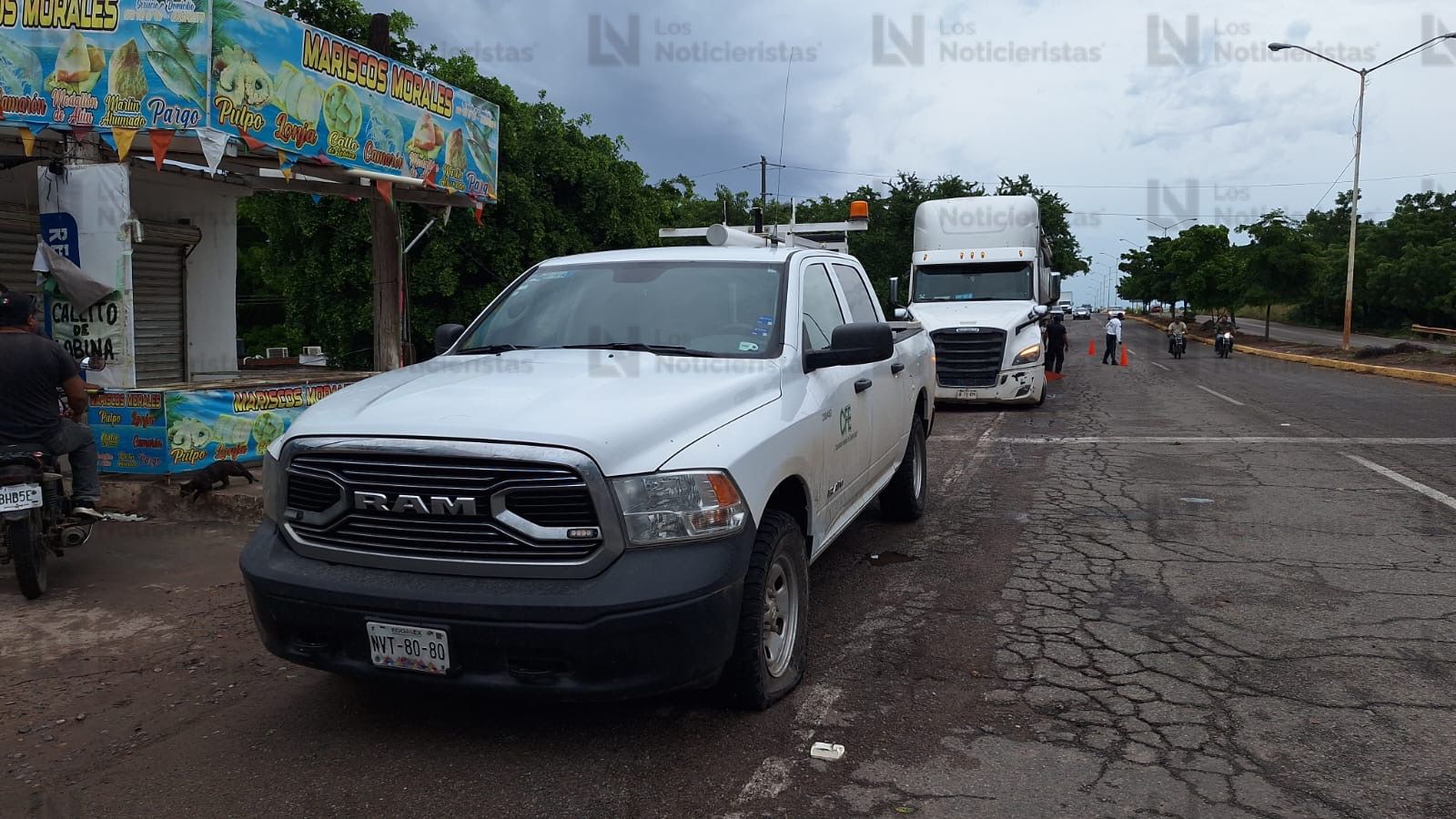 autos dañados tras las balaceras y ponchallantas en navolato