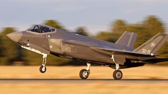 Ordena EU desplegar cazas F-35 en Puerto Rico, tras sobrevuelos venezolanos cerca de buque estadounidense
