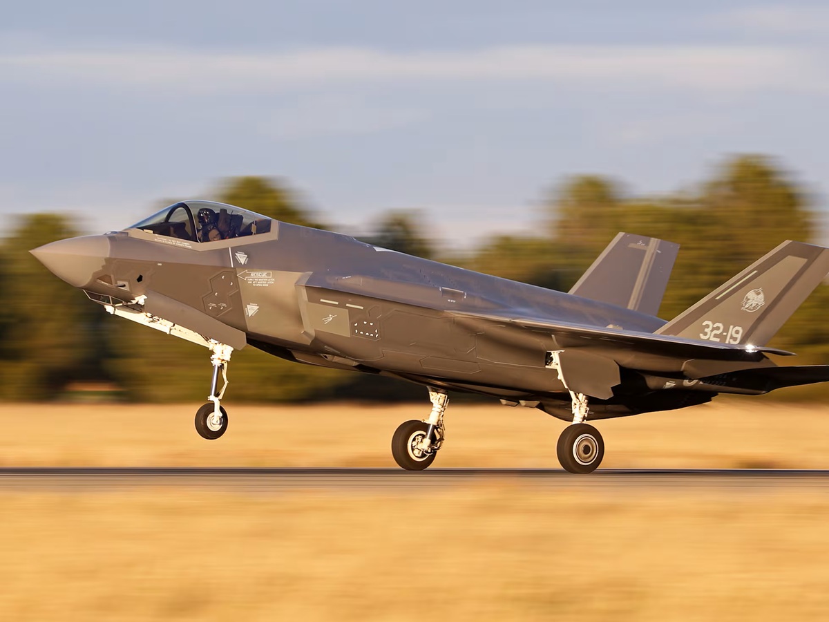 Avión Caza F-53