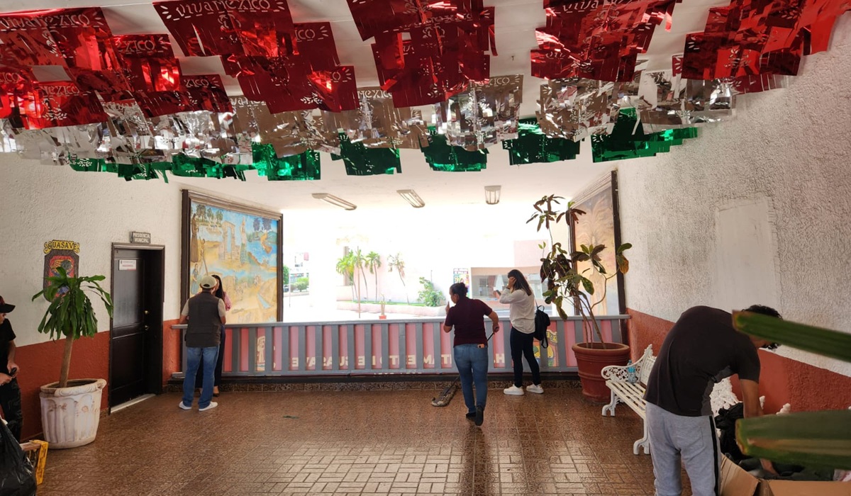 Ayuntamiento de Guasave con adornos patrios