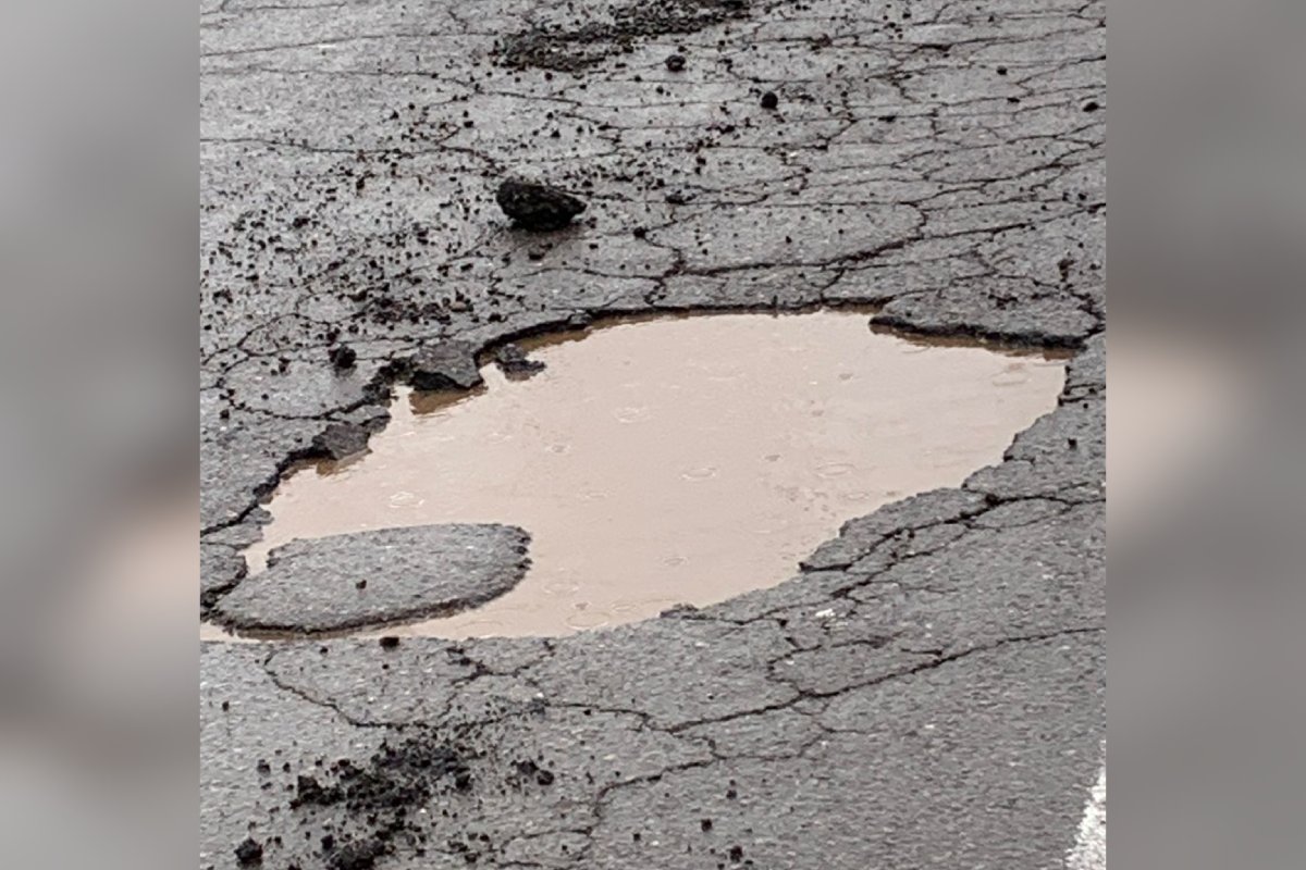 baches por la carretera México 15 en El Carrizo