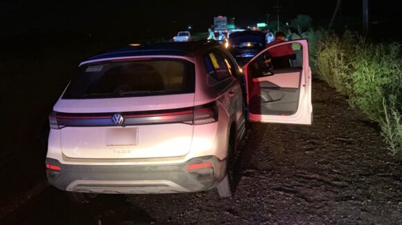 Decenas de automóviles quedan varados tras caer en baches por la México 15, en El Carrizo