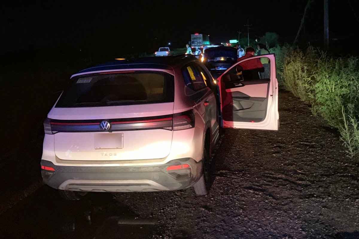 vehículos afectados tras caer en baches por la carretera México 15 en El Carrizo